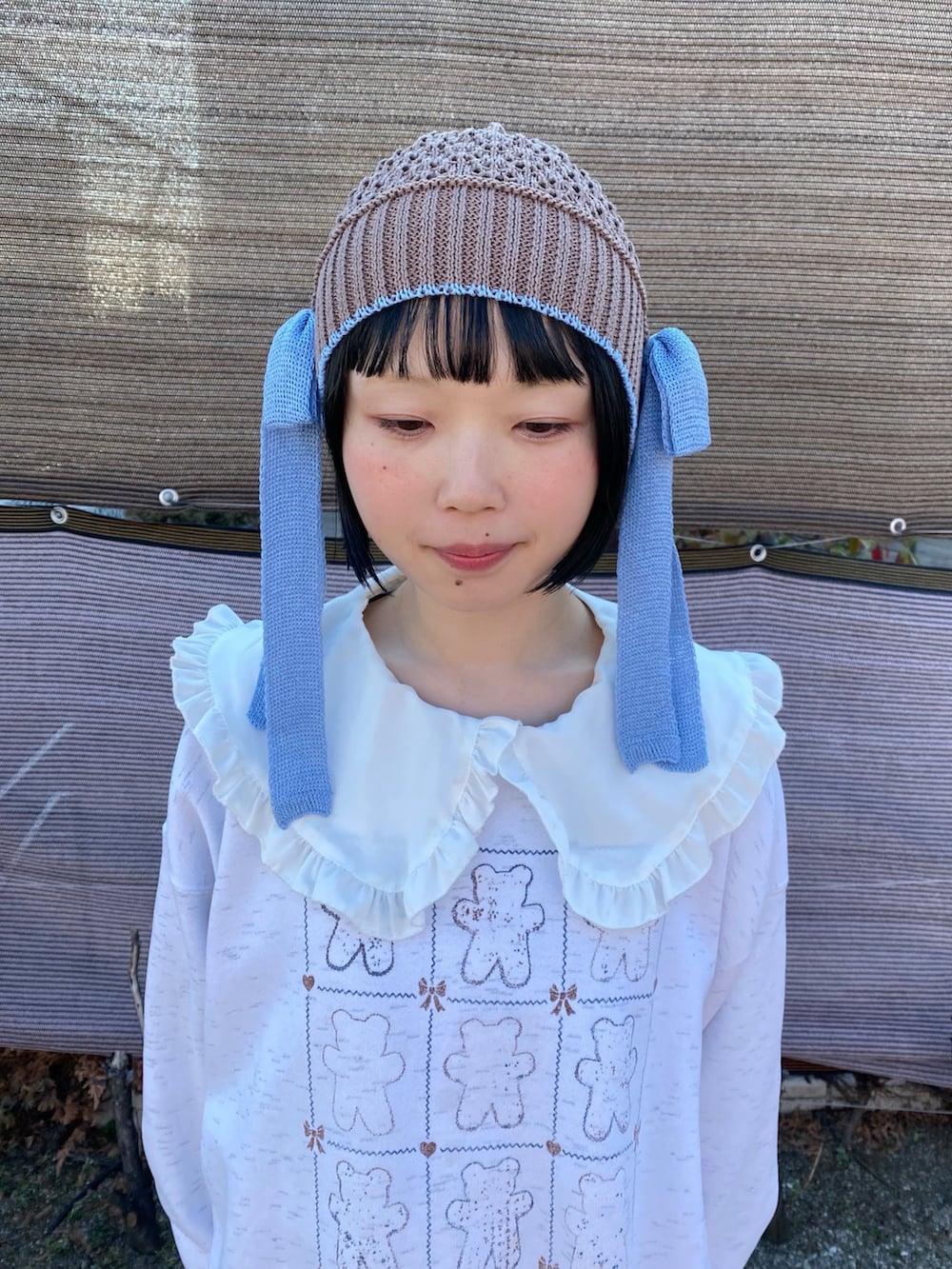 ブラウン系のニットキャップ/ビーニーを着用したレディースの春コーディネートの2枚目の写真