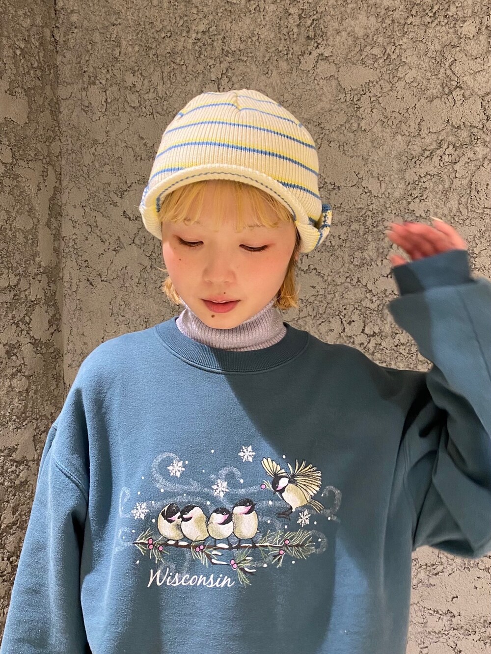 ホワイト系のキャップを着用したレディースの冬コーディネートの2枚目の写真