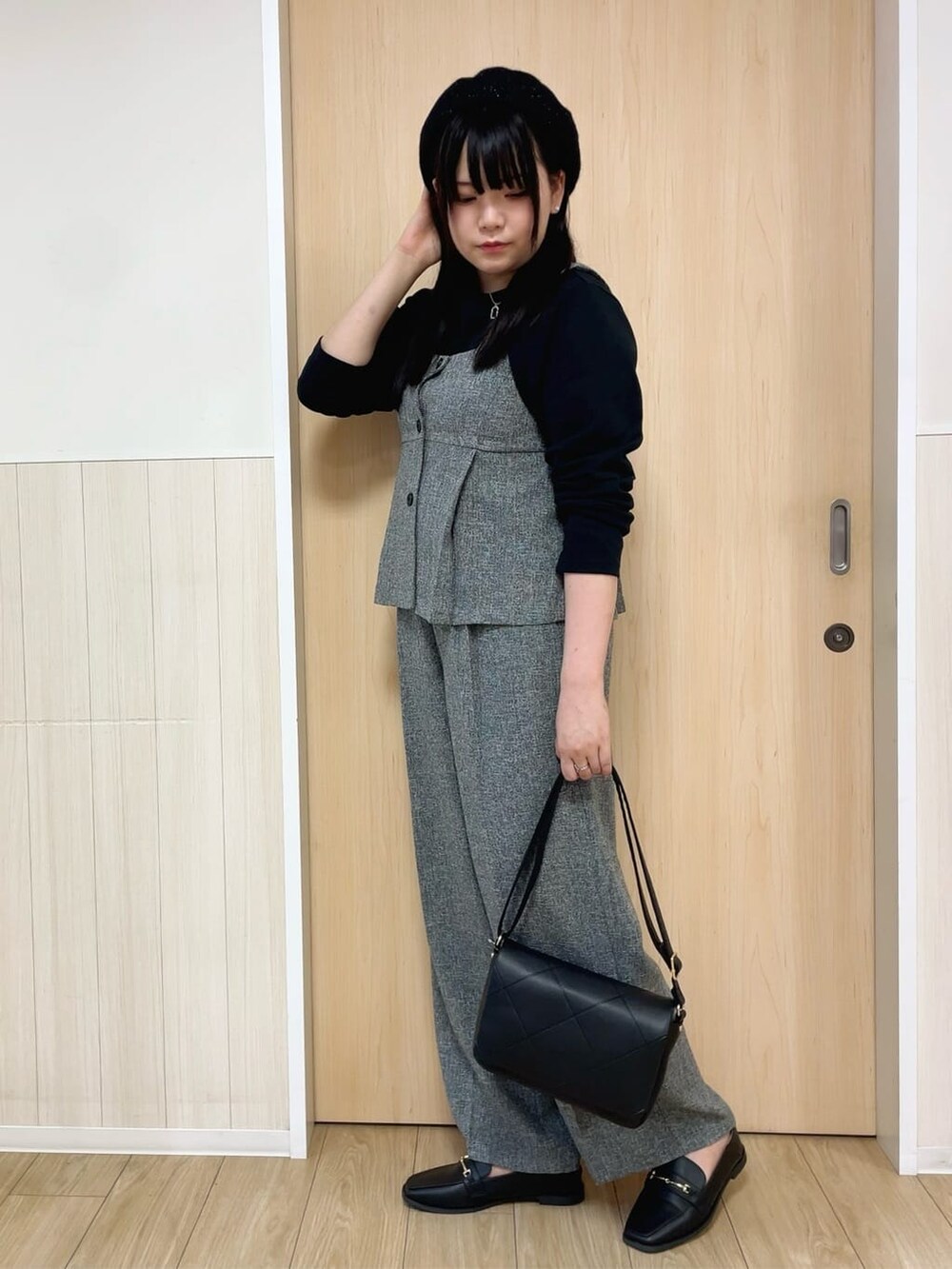 グレー系のセットアップ、ブラック系のTシャツ/カットソー、ブラック系のその他シューズを着用したレディースの秋コーディネートの2枚目の写真