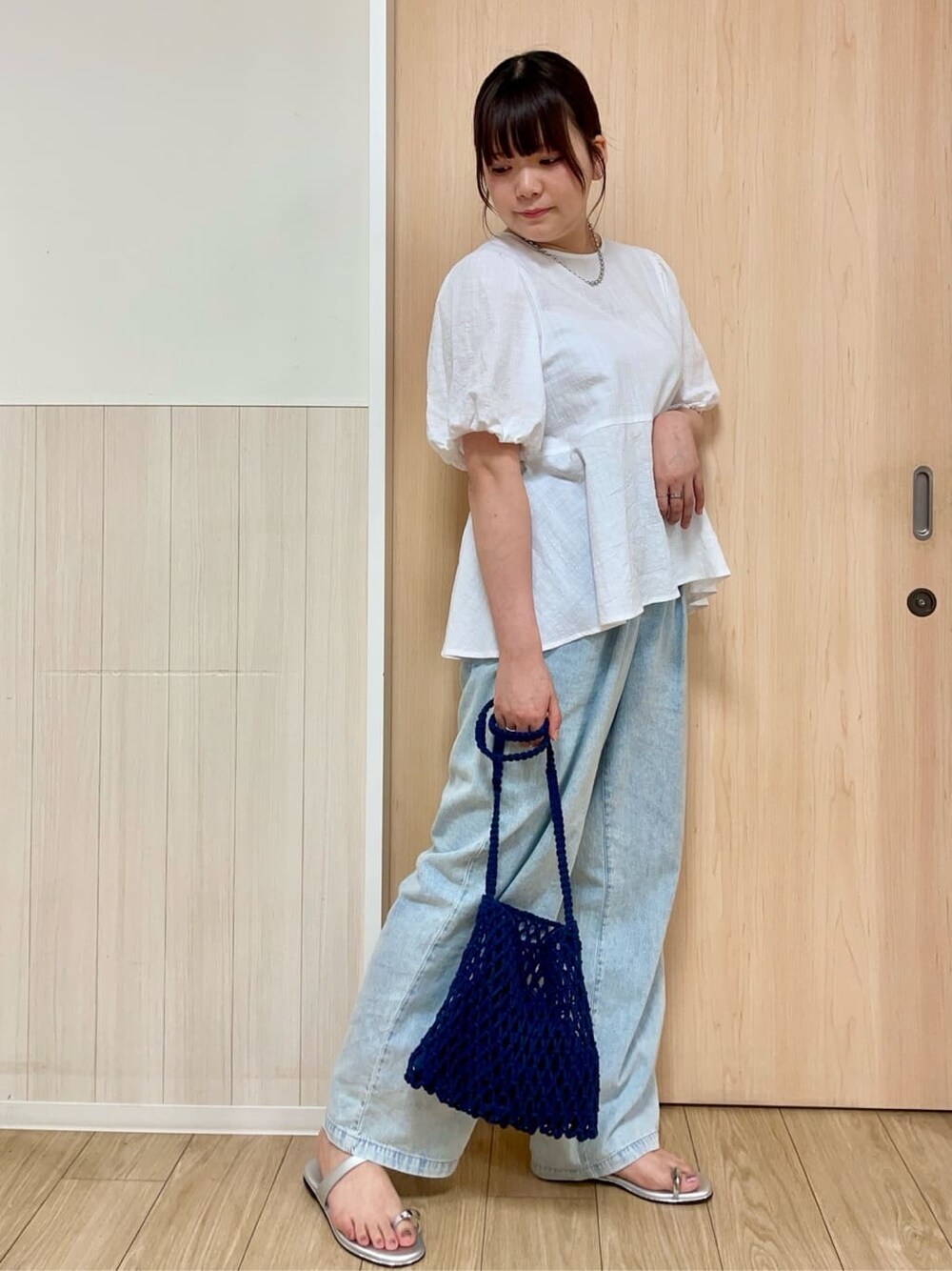 ホワイト系のシャツ/ブラウス、ブルー系のその他パンツ、シルバー系のサンダルを着用したレディースの夏コーディネートの2枚目の写真