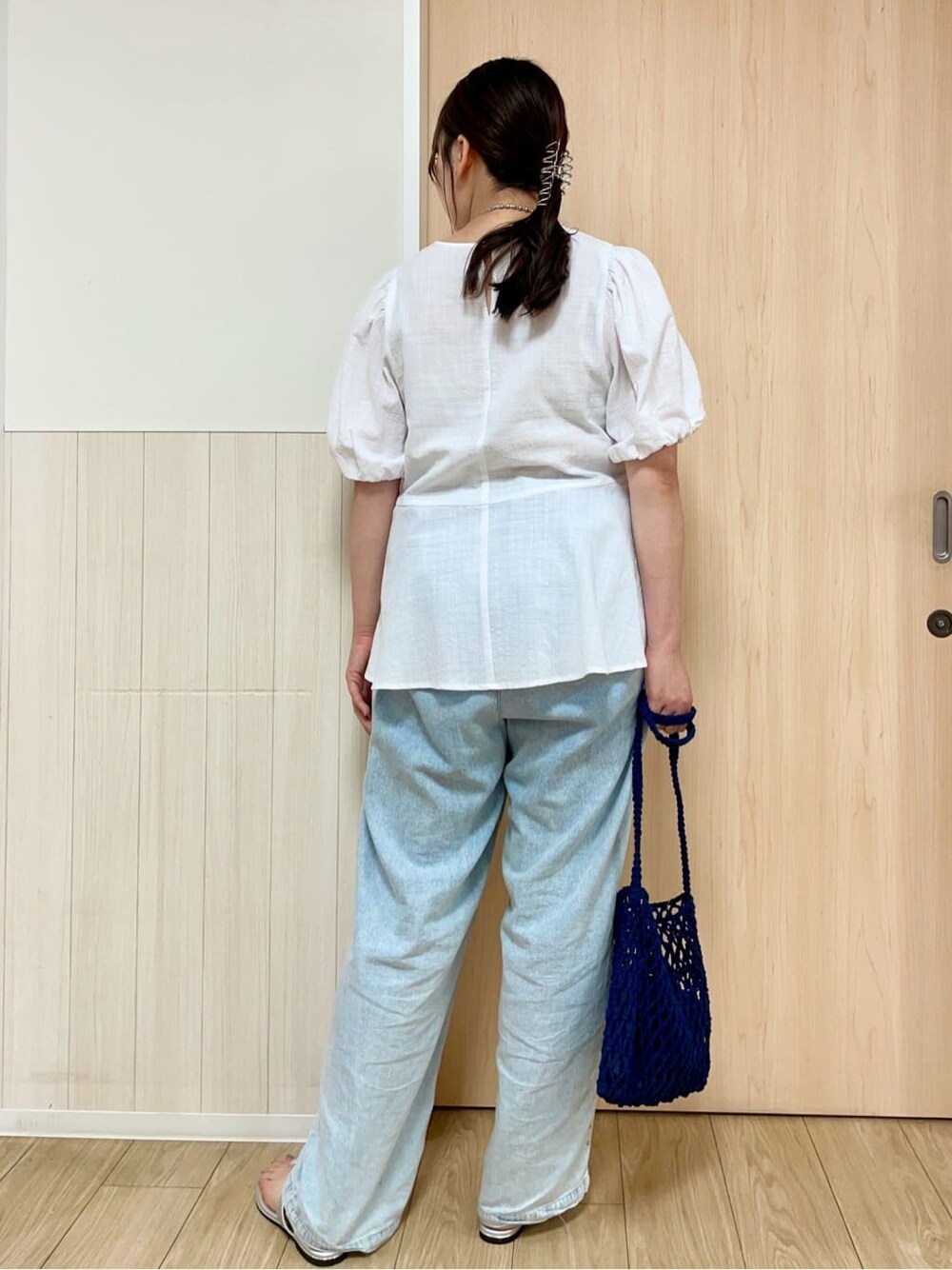 ホワイト系のシャツ/ブラウス、ブルー系のその他パンツ、シルバー系のサンダルを着用したレディースの夏コーディネートの3枚目の写真