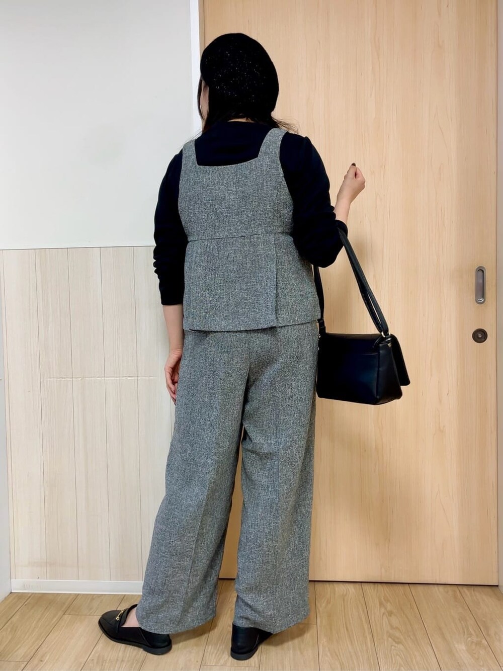 グレー系のセットアップ、ブラック系のTシャツ/カットソー、ブラック系のその他シューズを着用したレディースの秋コーディネートの3枚目の写真