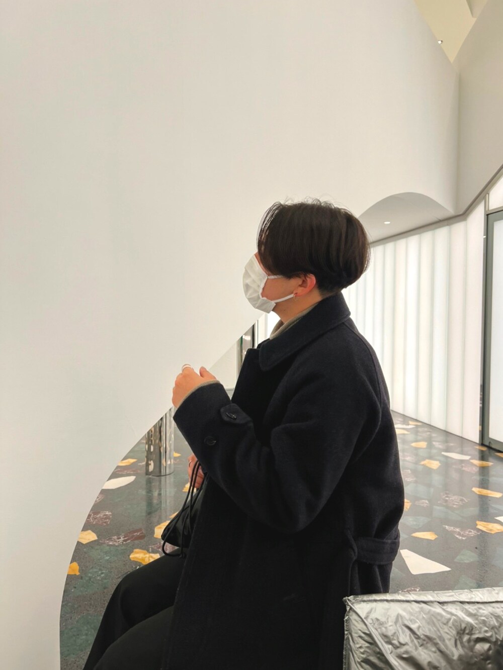 ブラック系のバッグ、ブラック系のその他アウター、シルバー系のリングを着用したメンズの冬コーディネートの2枚目の写真