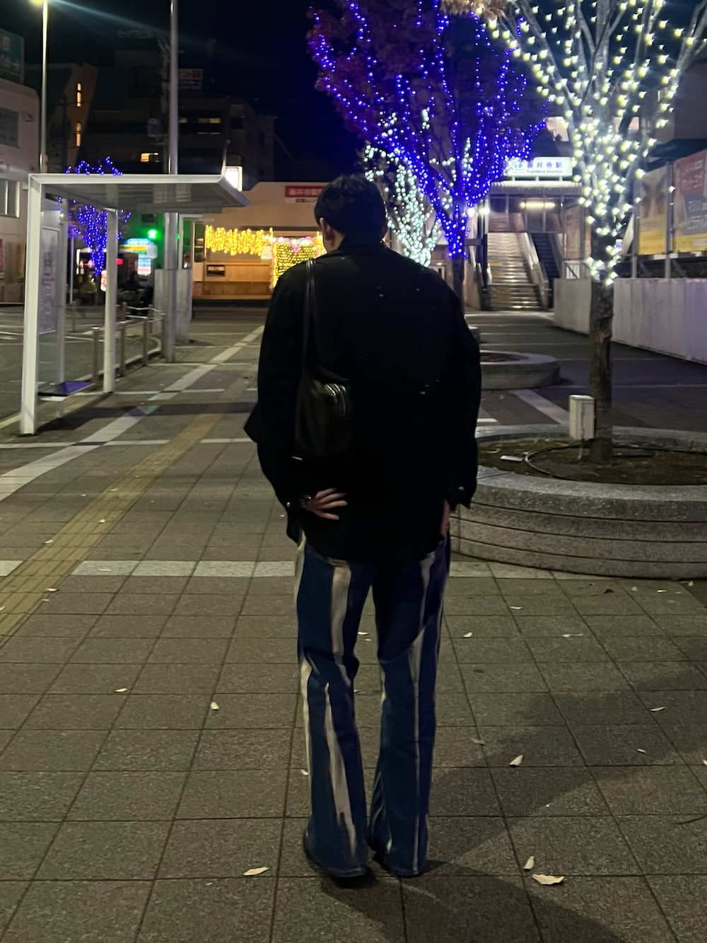 ブルー系のデニムパンツ、ブラック系のブルゾンを着用したメンズの冬コーディネートの2枚目の写真