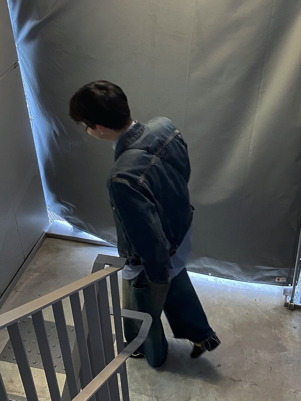 ブルー系のデニムパンツ、ブルー系のデニムジャケットを着用したメンズの春コーディネートの2枚目の写真