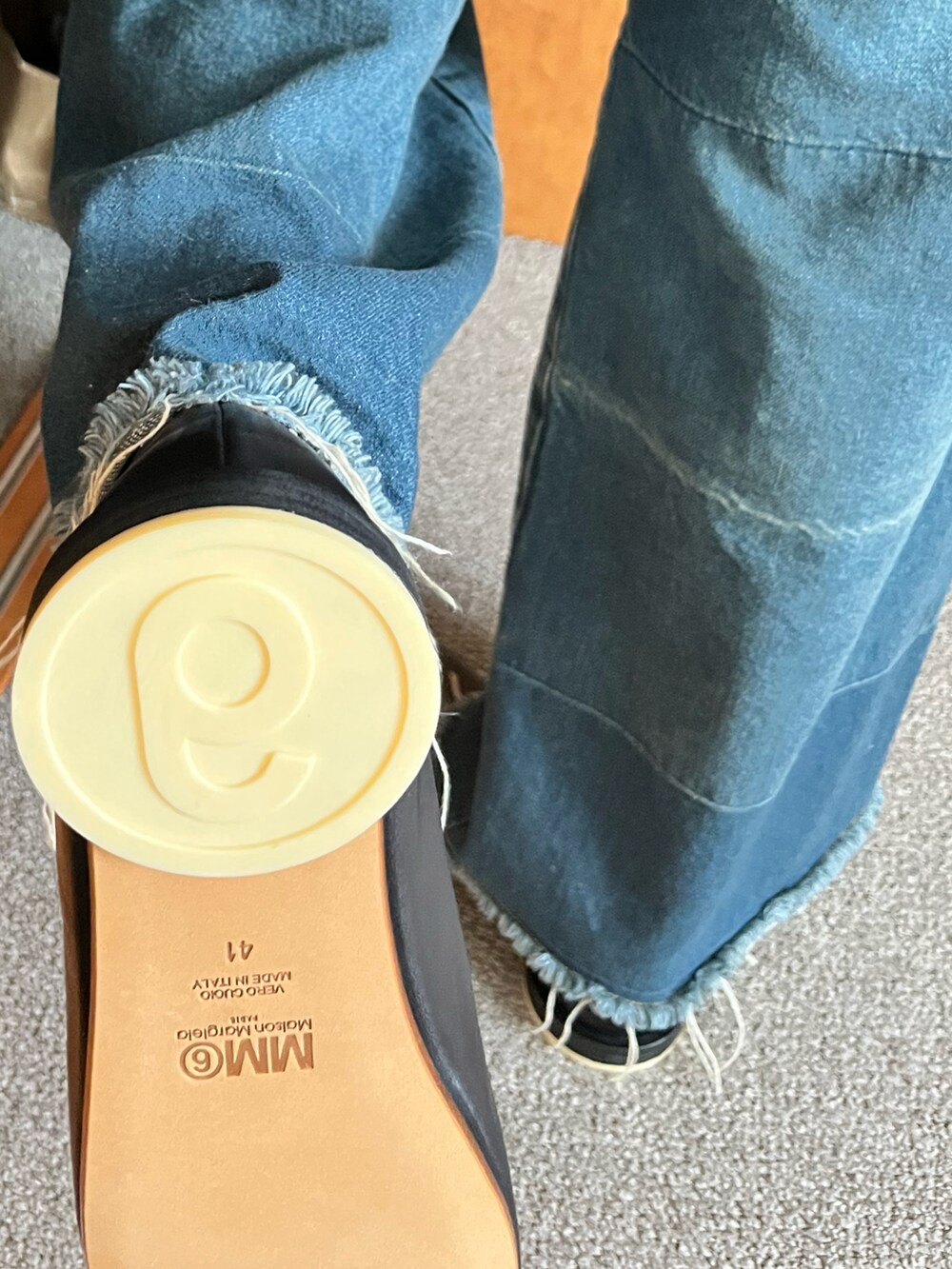 ブラック系のローファーを着用したメンズの春コーディネートの4枚目の写真