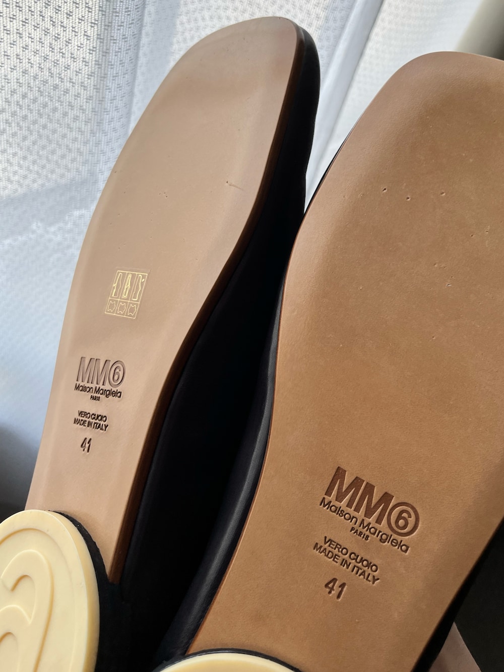 ブラック系のローファーを着用したメンズの春コーディネートの3枚目の写真