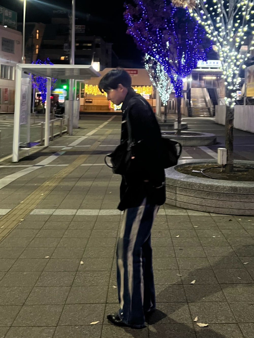 ブルー系のデニムパンツ、ブラック系のブルゾンを着用したメンズの冬コーディネートの3枚目の写真