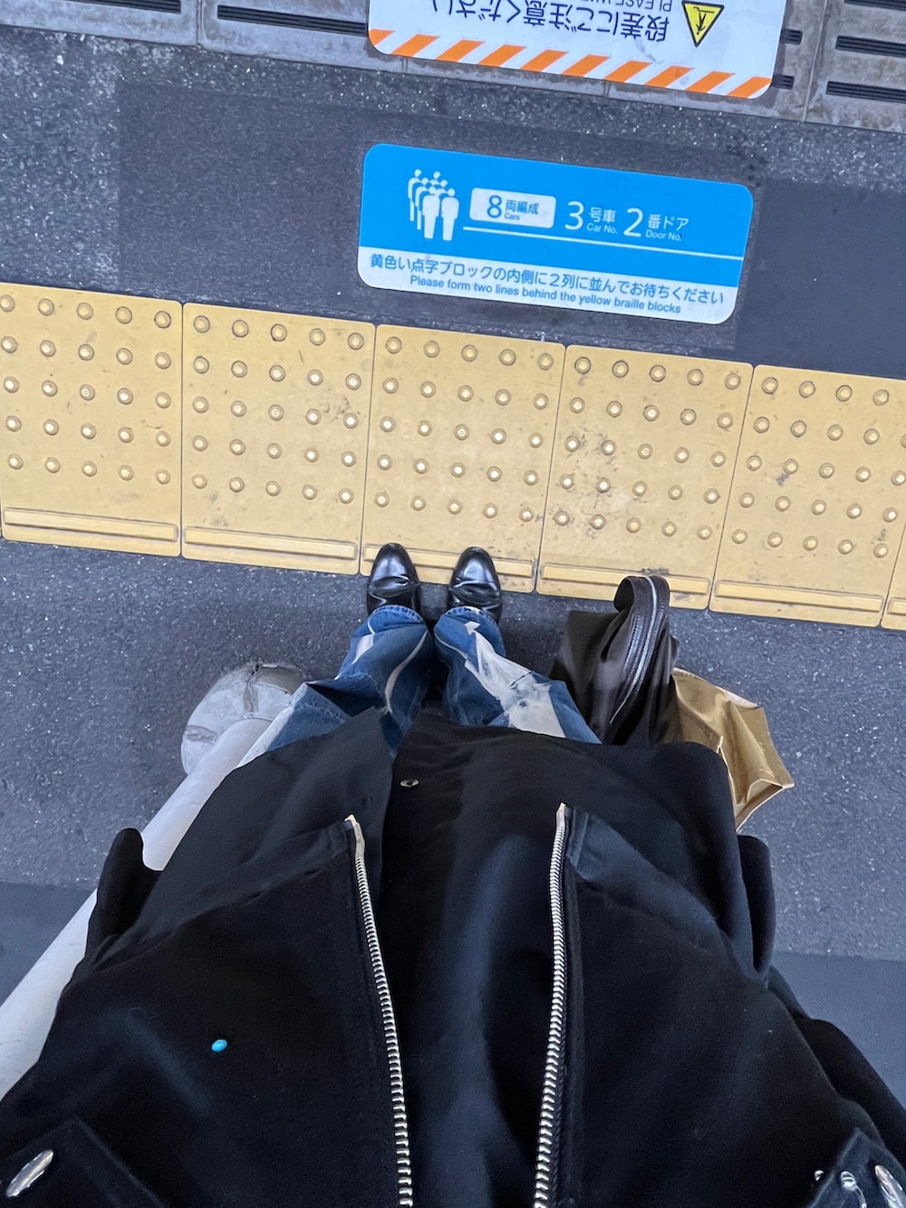 ブルー系のデニムパンツ、ブラック系のブルゾンを着用したメンズの冬コーディネートの4枚目の写真