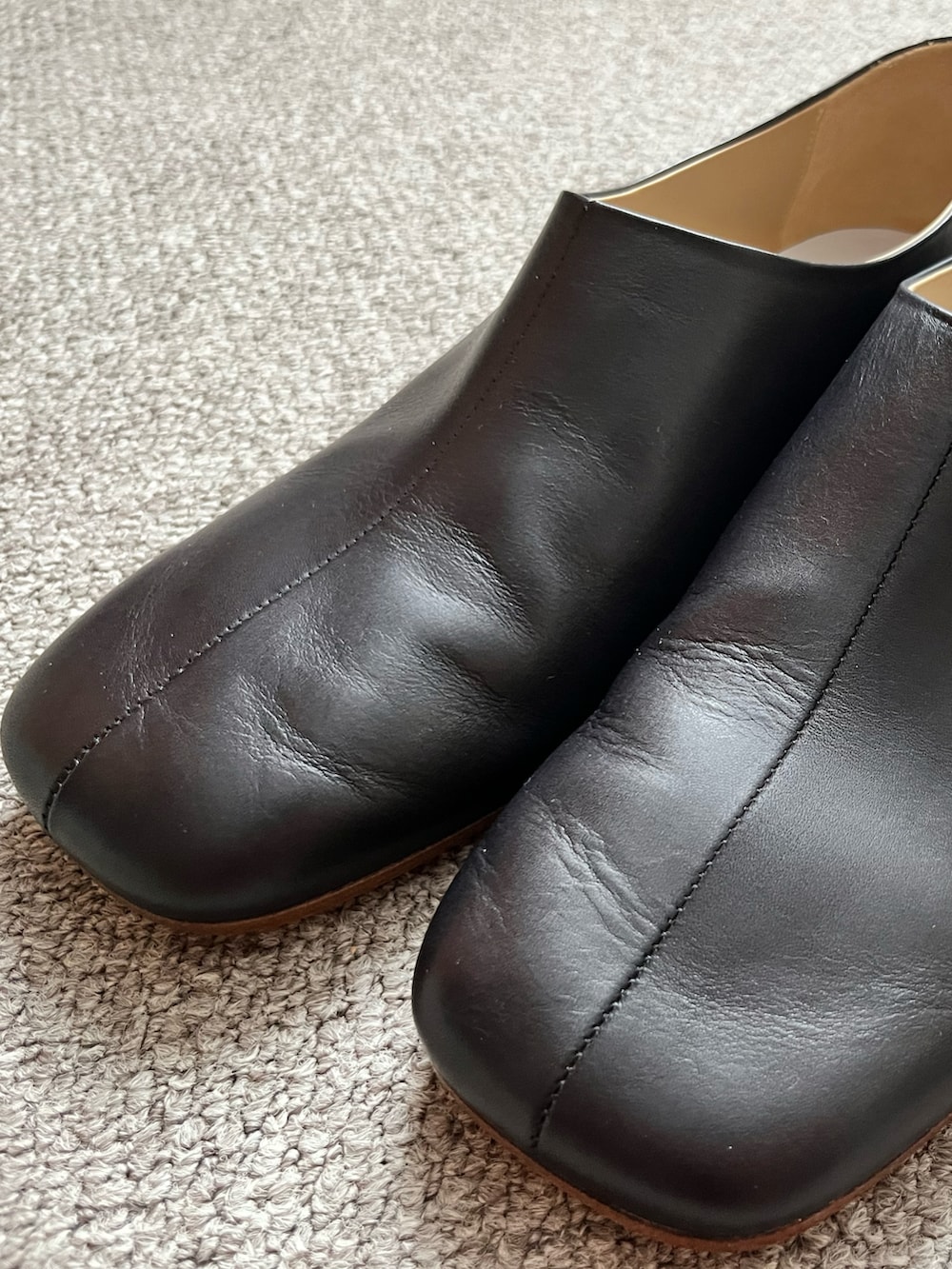 ブラック系のローファーを着用したメンズの春コーディネートの2枚目の写真