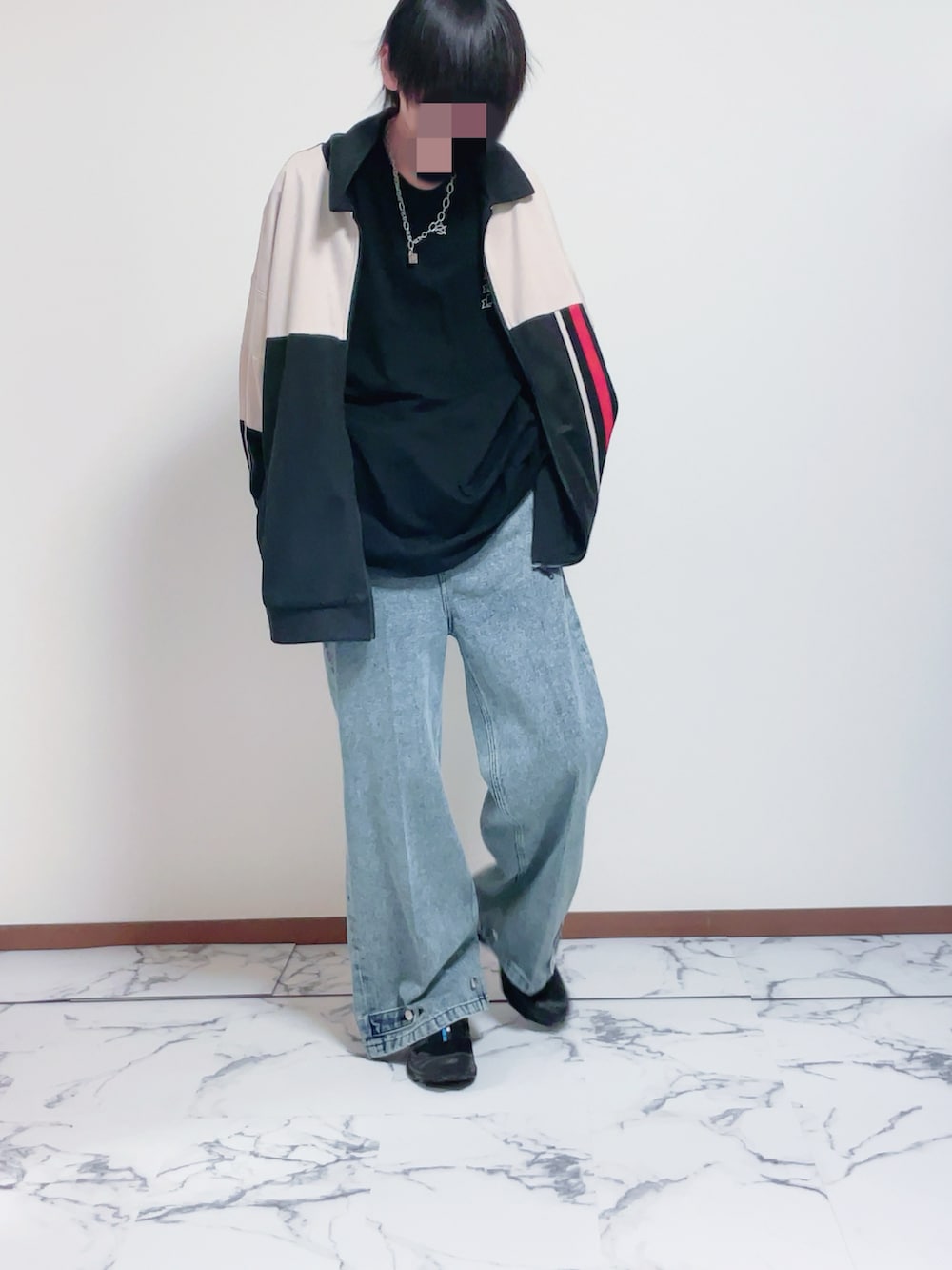 ブラック系のブルゾン、ブラック系のTシャツ/カットソー、ブルー系のその他パンツを着用したメンズの秋コーディネートの2枚目の写真