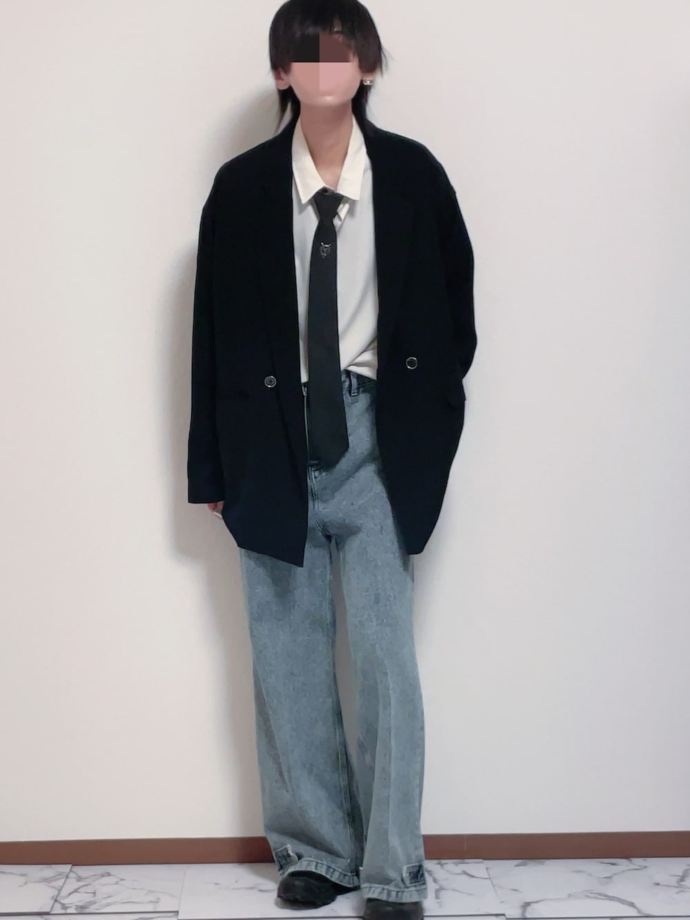 ブラック系のスニーカー、ホワイト系のシャツ/ブラウス、ブラウン系のテーラードジャケットを着用したメンズの秋コーディネートの2枚目の写真