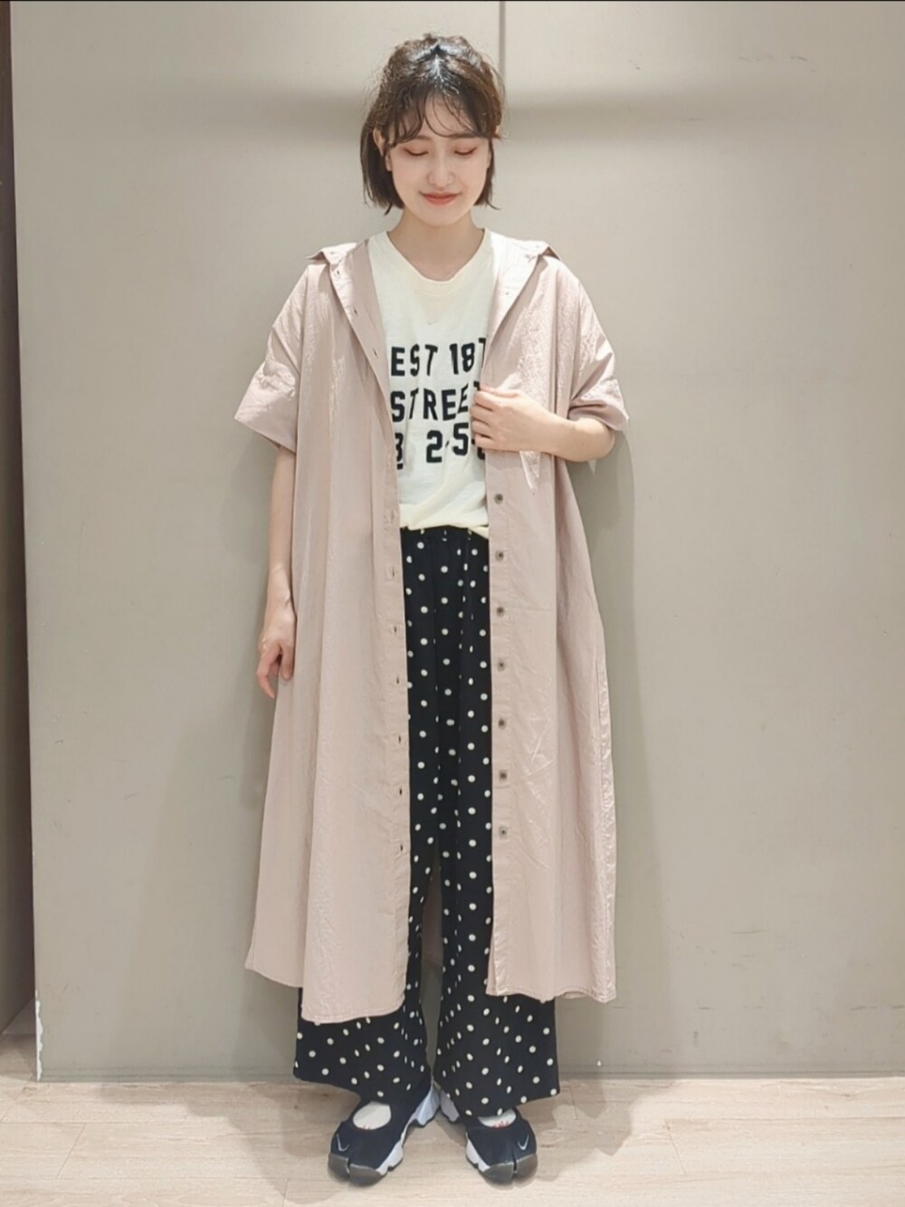 「Samansa Mos2、SM2、SM2アルカキット錦糸町、ナチュラル、大人カジュアル、秋コーデ、シャツワンピ、Tシャツ、ロゴT、ワイドパンツ、ドット、くすみピンク、ショートヘア、エアリフト」｜「Samansa Mos2のドットプリントパンツ（その他パンツ、ブラック系）」を使った、makoto𐇵さん（レディース・163cm）の夏コーディネートの2枚目の写真