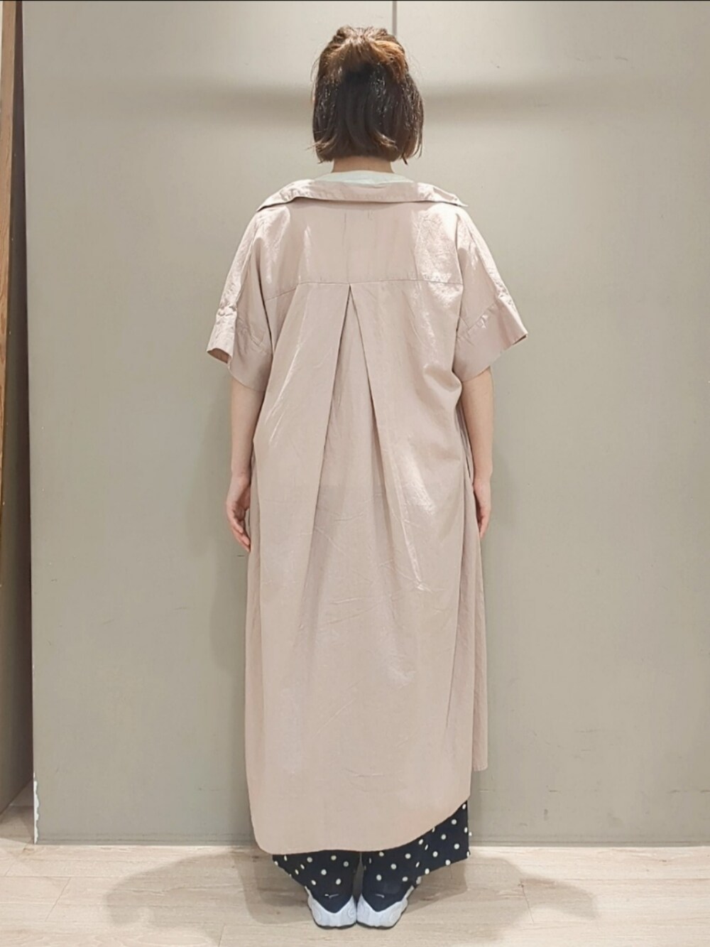 「Samansa Mos2、SM2、SM2アルカキット錦糸町、ナチュラル、大人カジュアル、秋コーデ、シャツワンピ、Tシャツ、ロゴT、ワイドパンツ、ドット、くすみピンク、ショートヘア、エアリフト」｜「Samansa Mos2のドットプリントパンツ（その他パンツ、ブラック系）」を使った、makoto𐇵さん（レディース・163cm）の夏コーディネートの3枚目の写真