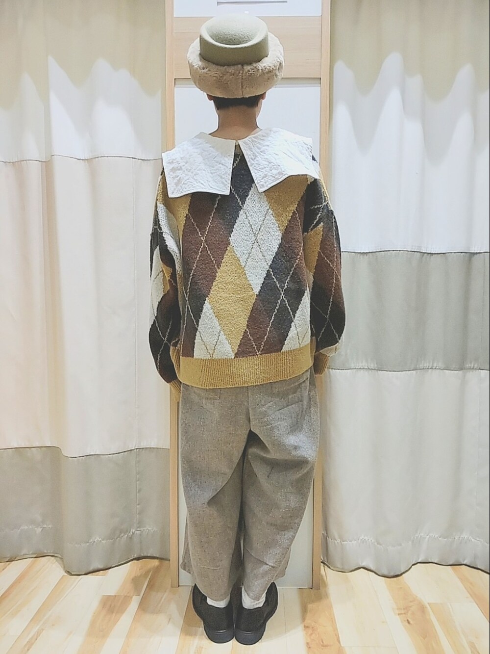 「SM2 keittio イオンモール浜松志都呂、Samansa Mos2、SM2、冬コーデ、ナチュラル、カーディガン、サロペット、トーク帽、ファー小物、ローファー、アーガイル柄、セーラーカラー、レトロ、ブラウン、マスタード」|「Samansa Mos2のフェイクファートーク帽(ハット、ベージュ系)」を使った、makoto𐇵さん(レディース・163cm)の秋コーディネートの3枚目の写真