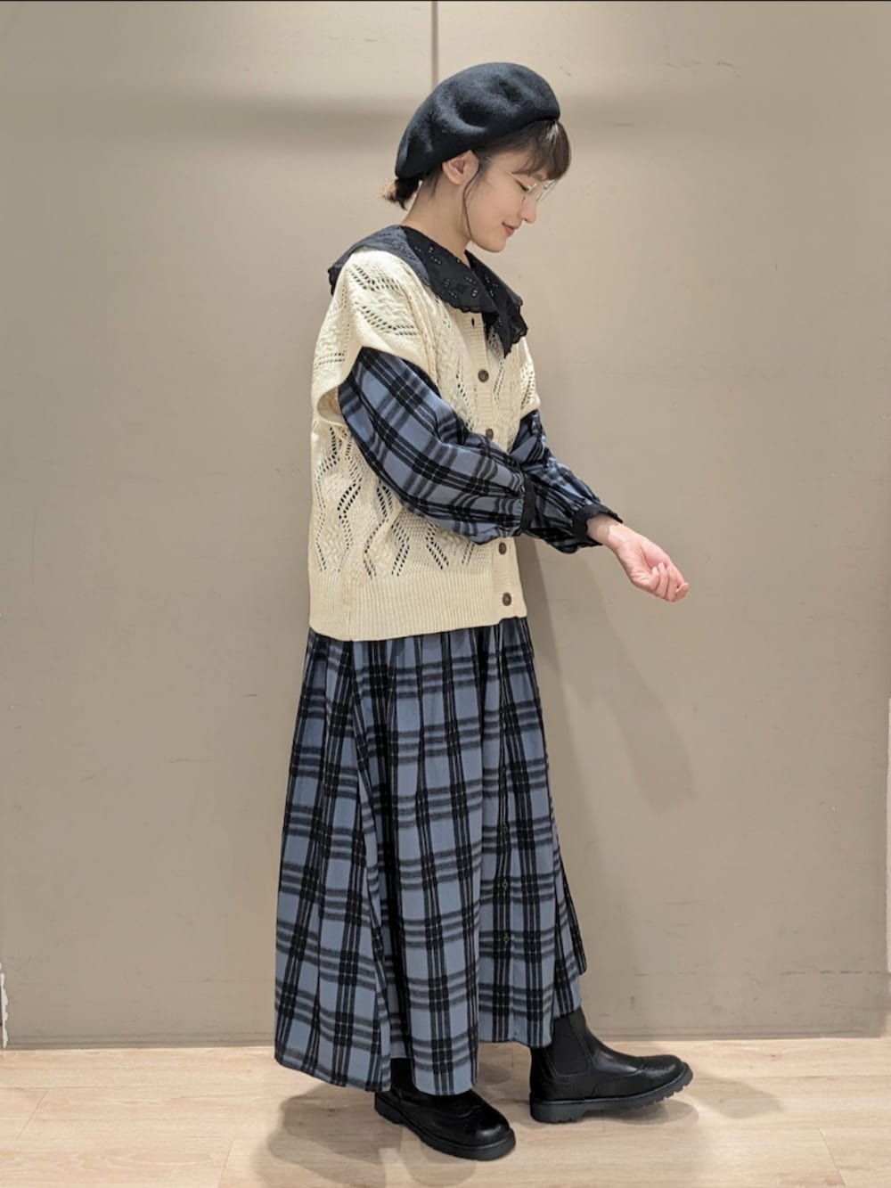 「SM2アルカキット錦糸町、Samansa Mos2、SM2、秋コーデ、大人ガーリー、ワンピース、ニットベスト、ベレー帽、丸メガネ、サイドゴアブーツ、レース、ブラック、ブルー、チェック、骨格ナチュラル」｜「Samansa Mos2の前後着チャーチワンピース（ワンピース、ブルー系）」を使った、makoto𐇵さん（レディース・163cm）の秋コーディネートの2枚目の写真