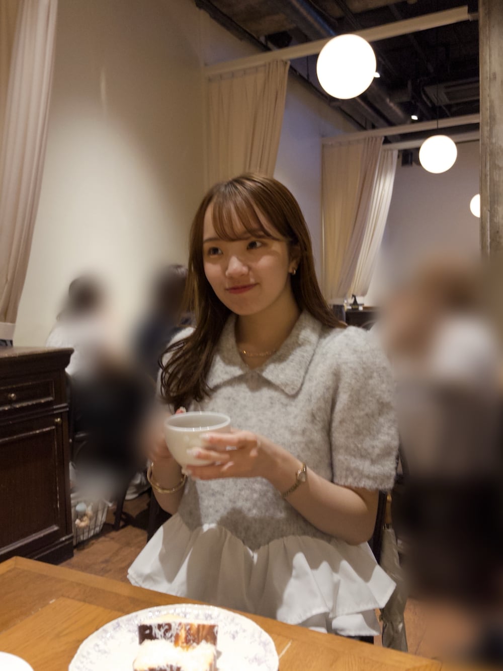 グレー系のニット/セーター、グレー系のスラックス、シルバー系のパンプスを着用したレディースの秋コーディネートの3枚目の写真
