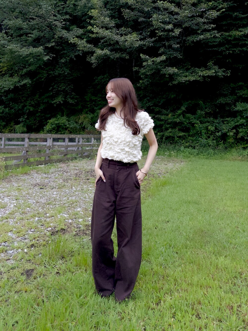 ブラウン系のデニムパンツ、ホワイト系のTシャツ/カットソー、ホワイト系のタンクトップを着用したレディースの秋コーディネートの2枚目の写真