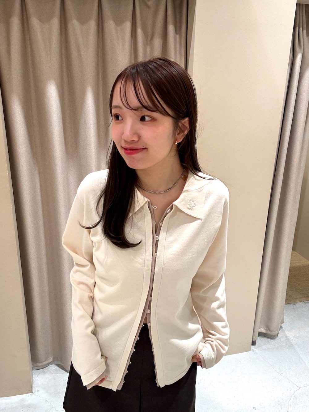 ホワイト系のカーディガン/ボレロ、ブラウン系のスカート、イエロー系のブーツを着用したレディースの春コーディネートの5枚目の写真