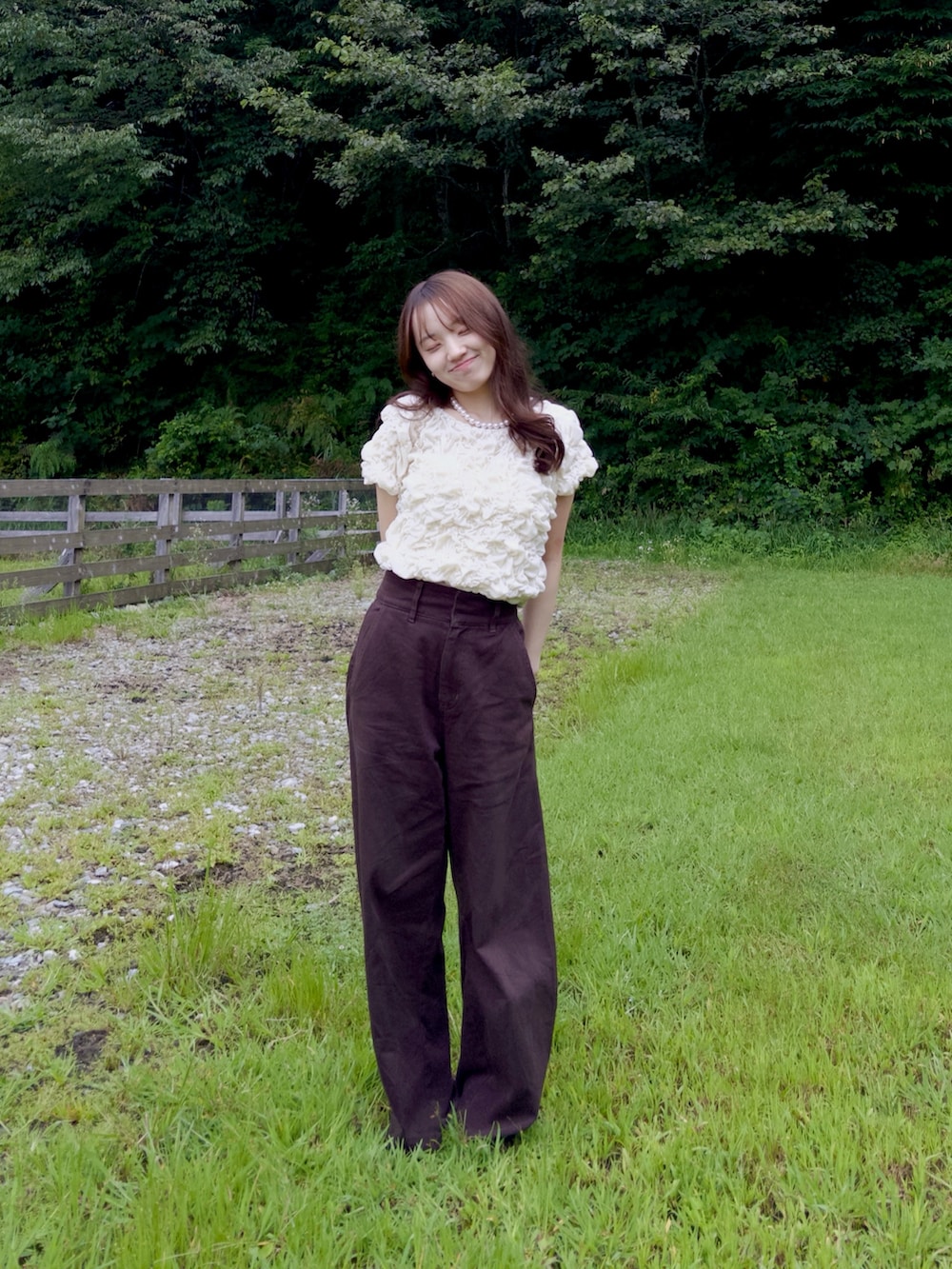 ブラウン系のデニムパンツ、ホワイト系のTシャツ/カットソー、ホワイト系のタンクトップを着用したレディースの秋コーディネートの3枚目の写真