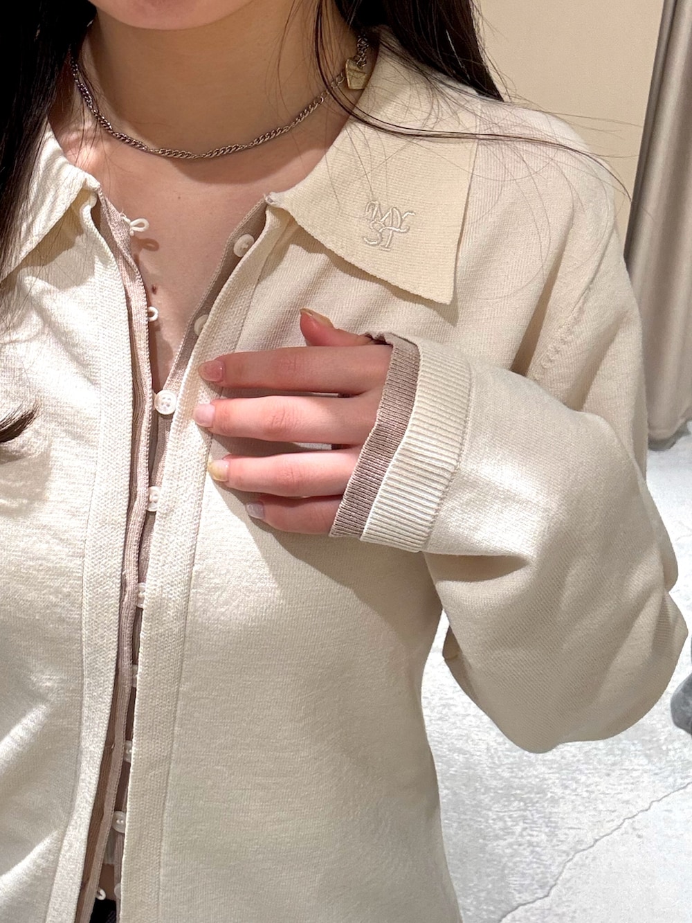 ホワイト系のカーディガン/ボレロ、ブラウン系のスカート、イエロー系のブーツを着用したレディースの春コーディネートの4枚目の写真