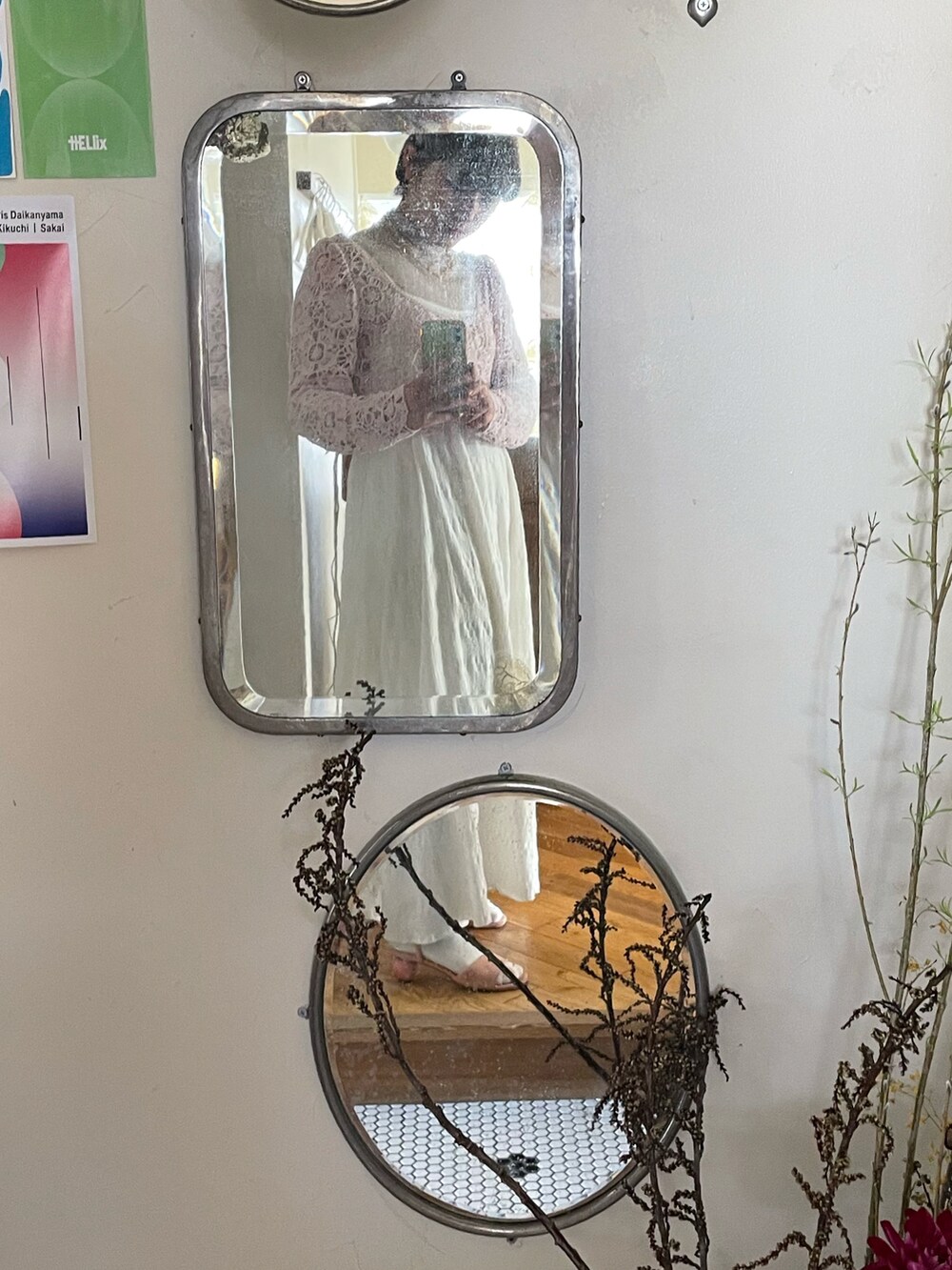 ホワイト系のワンピース、ピンク系のトップスを着用したレディースの春コーディネートの2枚目の写真