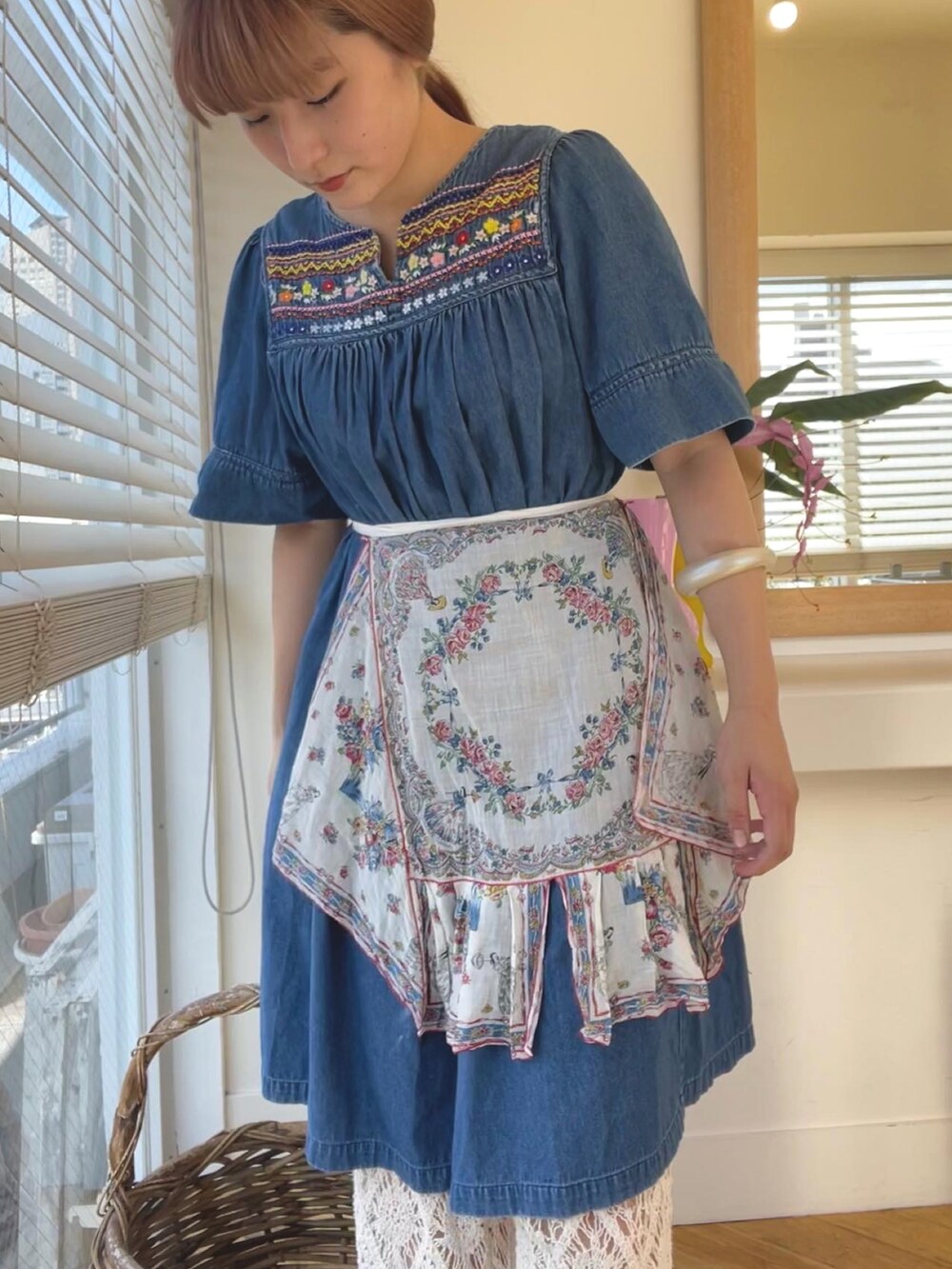 ホワイト系のパンツ、ブラウン系のその他シューズ、ホワイト系のワンピース/ドレスを着用したレディースの秋コーディネートの2枚目の写真