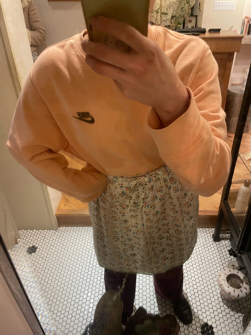 ブラウン系のローファーを着用したレディースの冬コーディネートの2枚目の写真