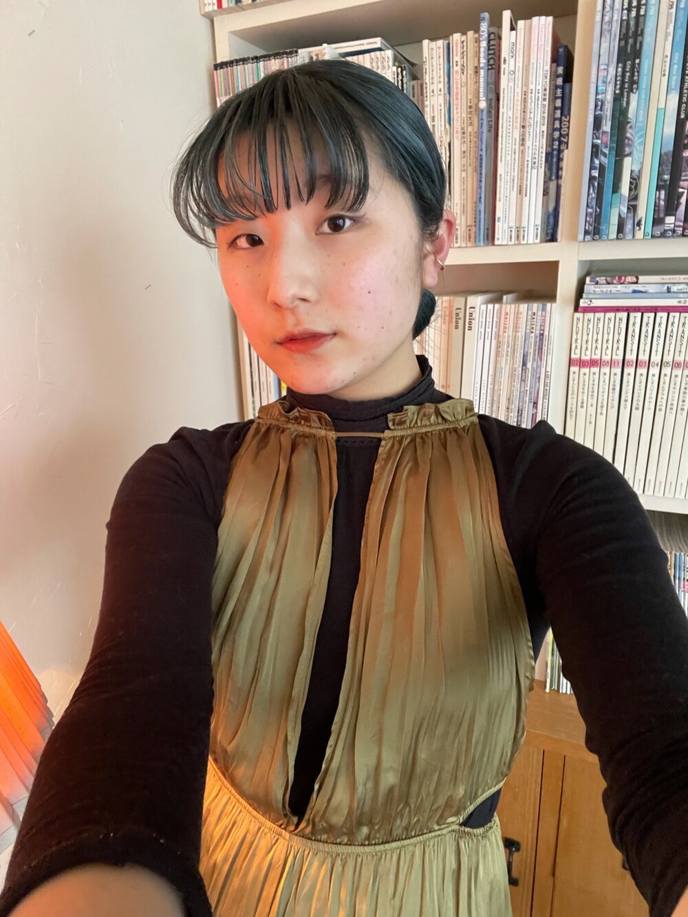 グリーン系のワンピース/ドレスを着用したレディースの春コーディネートの2枚目の写真