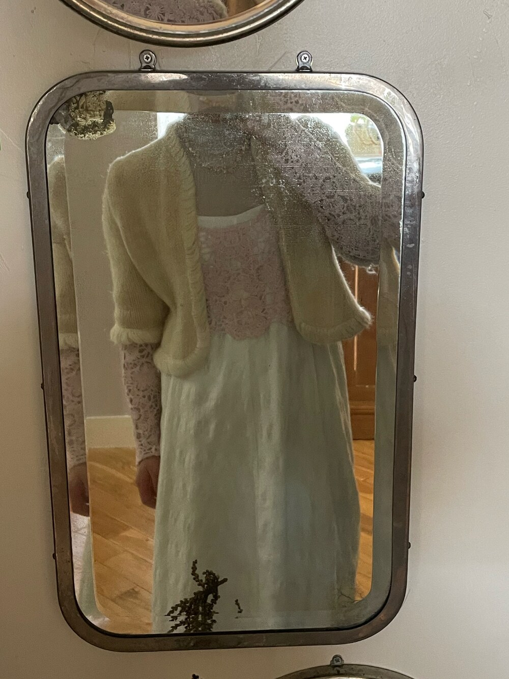 ホワイト系のワンピース、ピンク系のトップスを着用したレディースの春コーディネートの3枚目の写真