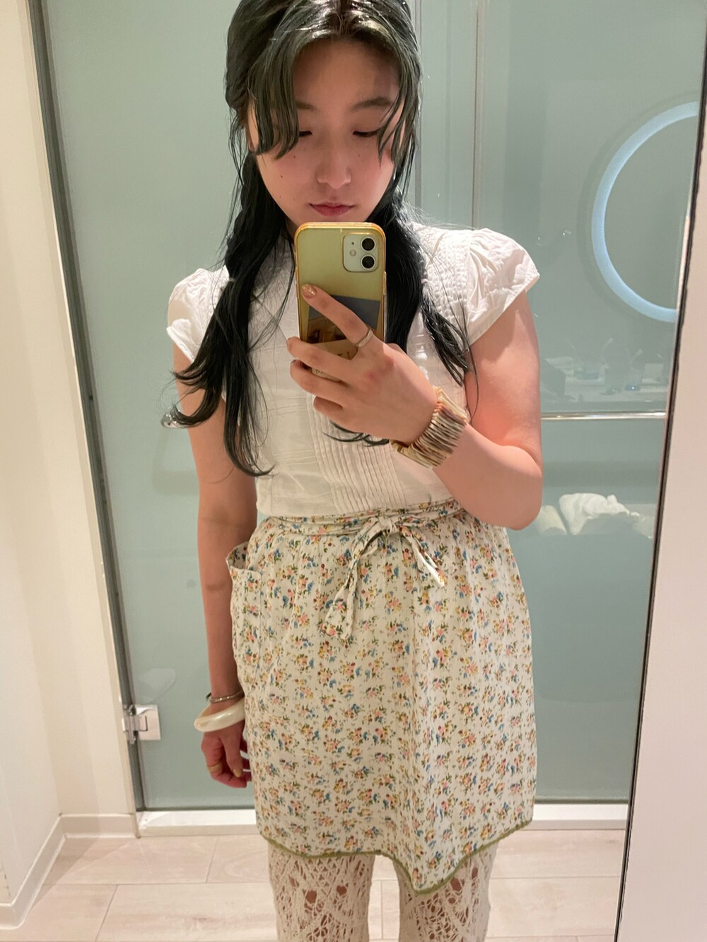 ホワイト系のパンツ、ベージュ系のパンプスを着用したレディースの夏コーディネートの2枚目の写真