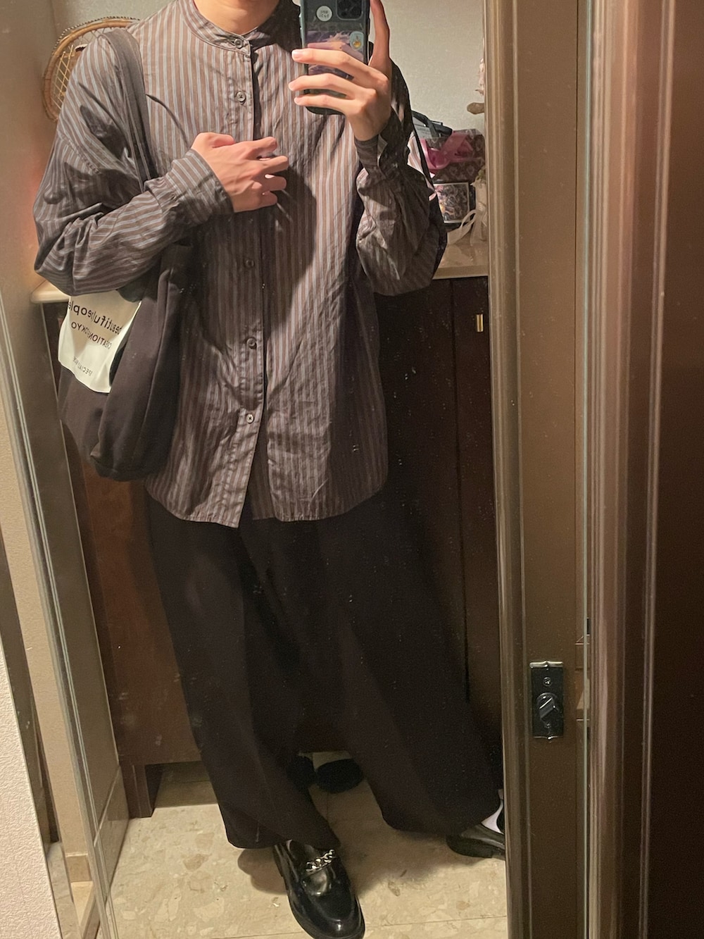 「秋服、きれいめカジュアル、秋のコーデ、おしゃれさんと繋がりたい、シンプルコーデ、ワイドパンツ、ビッグシルエット、休日スタイル、大人コーデ、プチプラ、プチプラコーデ、大学生、今日のコーデ、バンドカラーシャツ、革靴」｜「EDELのEDEL - チェーンタッセルローファー（ローファー、ブラック系）」を使った、りょうじさん（メンズ・180cm）の秋コーディネートの2枚目の写真