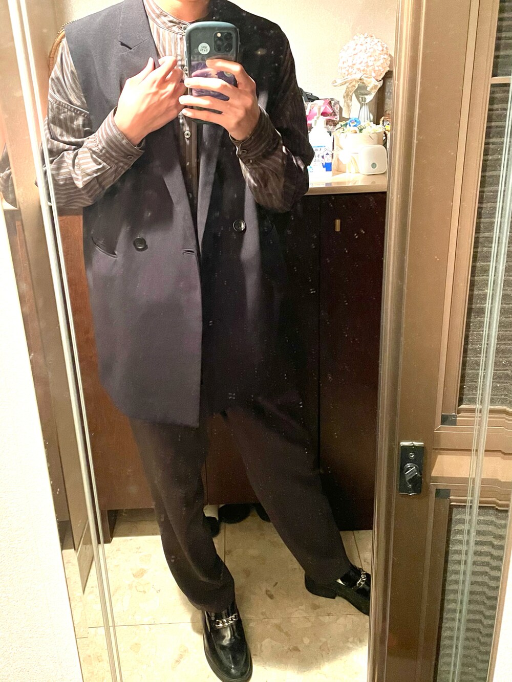 「秋コーデ、シンプルコーデ、秋服、キレイめ、シャツスタイル、秋冬コーデ、メンズファッション、ジレ、ストライプ、バンドカラーシャツ、プチプラ、プチプラコーデ、今日のコーデ、革靴、大学生」｜「EDELのEDEL - チェーンタッセルローファー（ローファー、ブラック系）」を使った、りょうじさん（メンズ・180cm）の秋コーディネートの2枚目の写真
