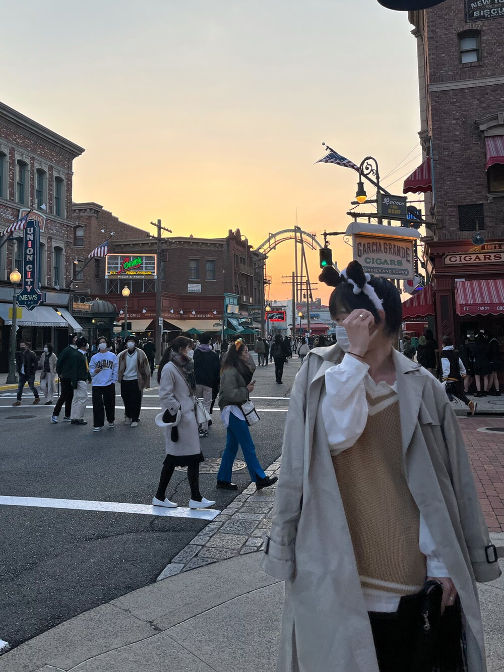 ブラック系のローファー、ブラウン系のスラックス、ベージュ系のトレンチコートを着用したメンズの春コーディネートの2枚目の写真