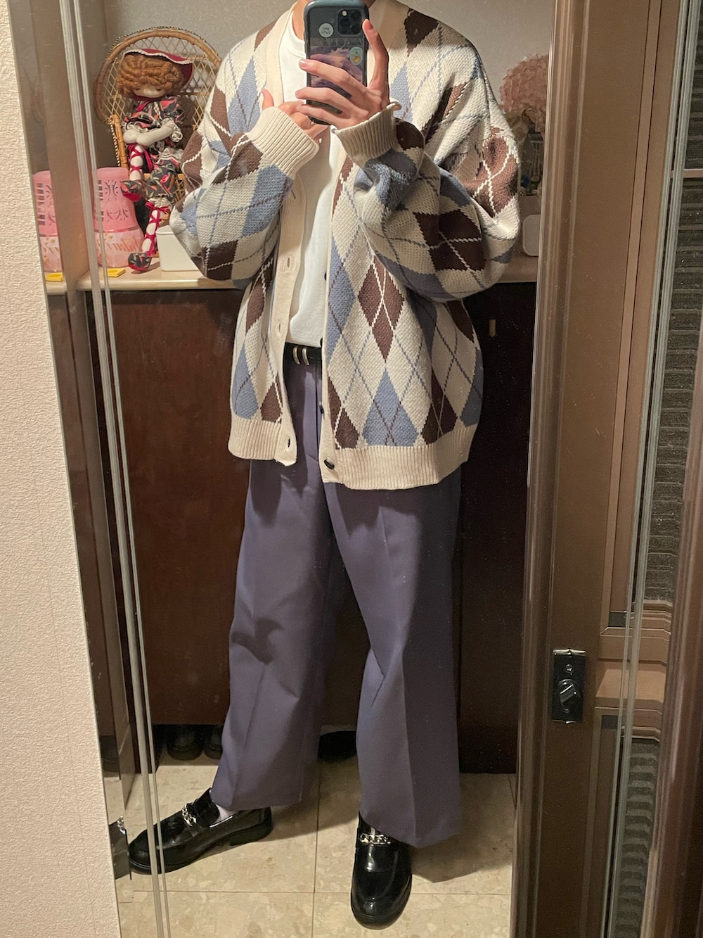 「秋ルック紹介するよ、きれいめカジュアル、秋服コーデ、おしゃれさんと繋がりたい、メンズコーデ、今日のコーデ、シンプルスタイル、秋、秋冬コーデ、メンズファッション、キレイめコーデ、プチプラ、ワイドパンツ、休日コーデ、秋服」｜「EDELのEDEL - チェーンタッセルローファー（ローファー、ブラック系）」を使った、りょうじさん（メンズ・180cm）の秋コーディネートの2枚目の写真