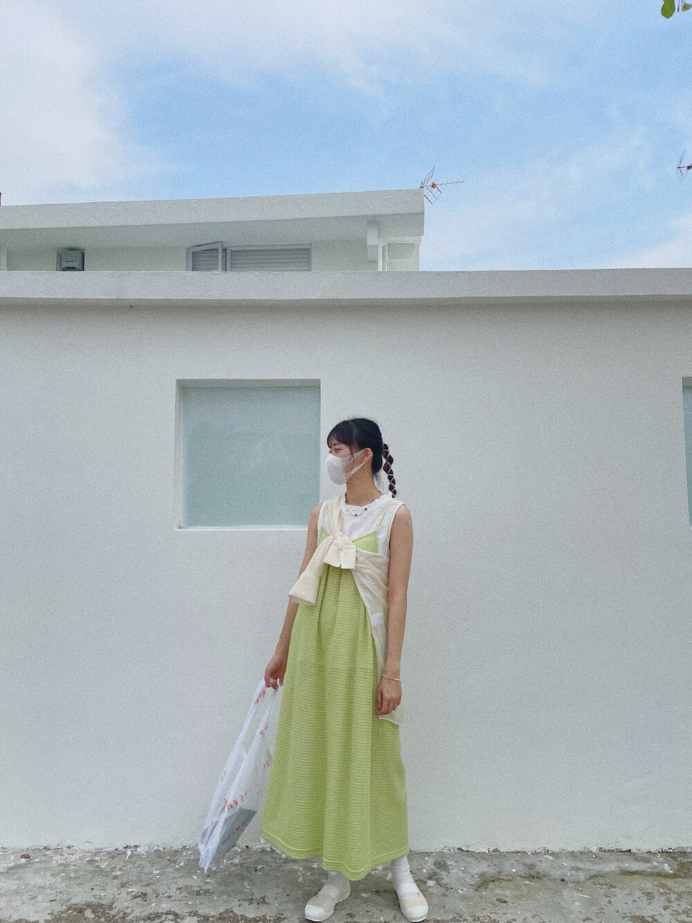 ホワイト系のバッグ、グリーン系のワンピース、ホワイト系のシャツ/ブラウスを着用したレディースの春コーディネートの2枚目の写真