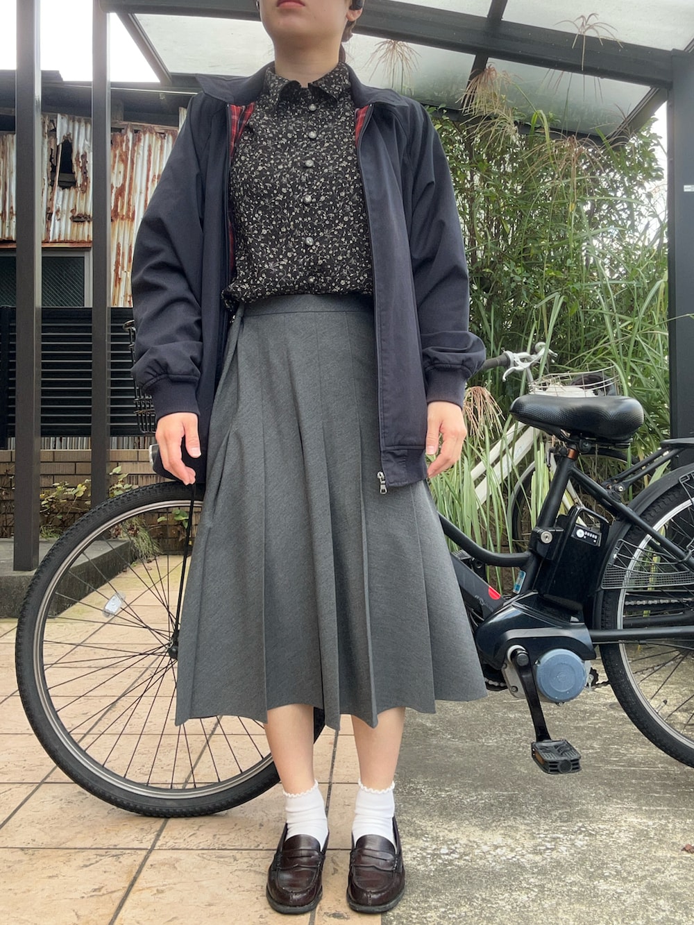 グレー系のスカート、ブルー系のジャケット/アウターを着用したレディースの秋コーディネートの2枚目の写真