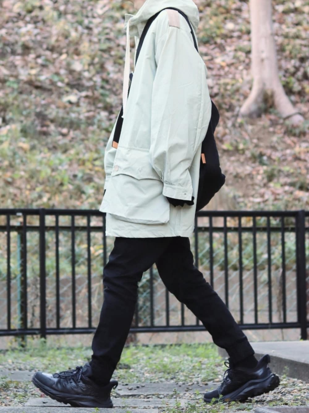 ブラック系のデニムパンツ、ホワイト系のその他アウター、ブラック系のスニーカーを着用したメンズの冬コーディネートの3枚目の写真