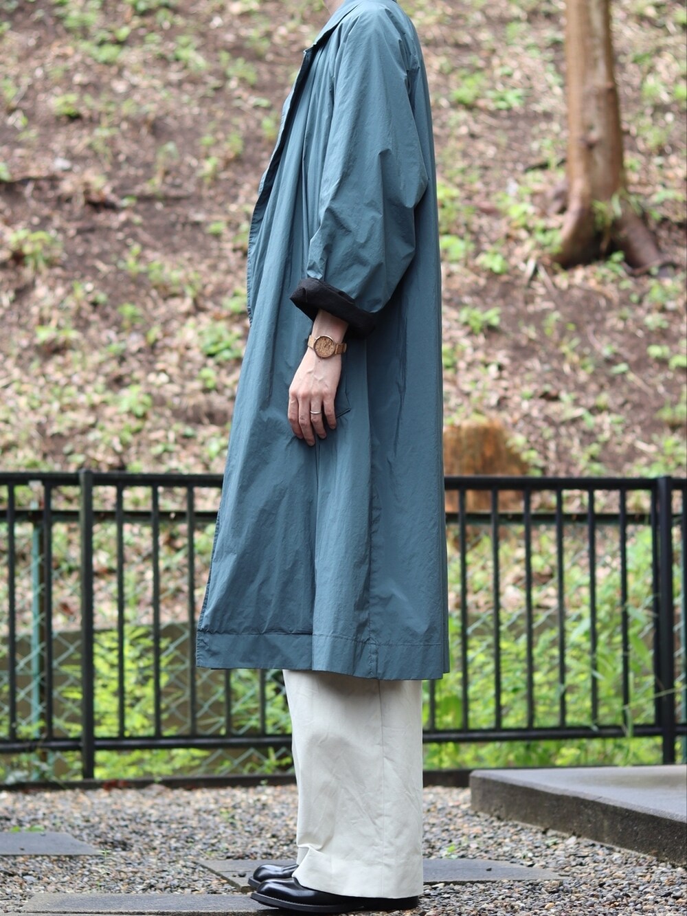 ホワイト系のパンツ、ブラック系のドレスシューズ、ブラック系のTシャツ/カットソーを着用したメンズの秋コーディネートの2枚目の写真