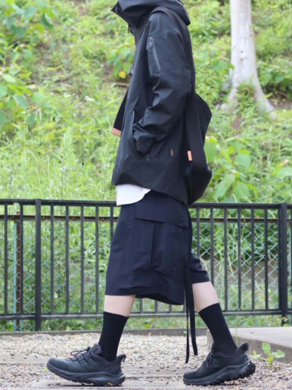 「マウンテンパーカー、白シャツ、ショーツ、カーゴパンツ、ソックス、レイヤードスタイル、トレッキングシューズ、モノトーン、トートバッグ」｜「CTHYのアイテム（マウンテンパーカー、ブラック系）」を使った、マサラティさん（メンズ・173cm）の春コーディネートの2枚目の写真
