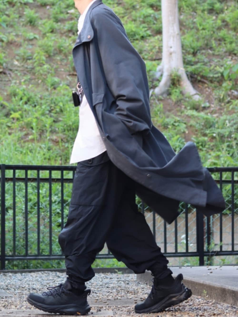 ホワイト系のシャツ/ブラウス、グレー系のその他アウター、ブラック系のカーゴパンツを着用したメンズの春コーディネートの2枚目の写真