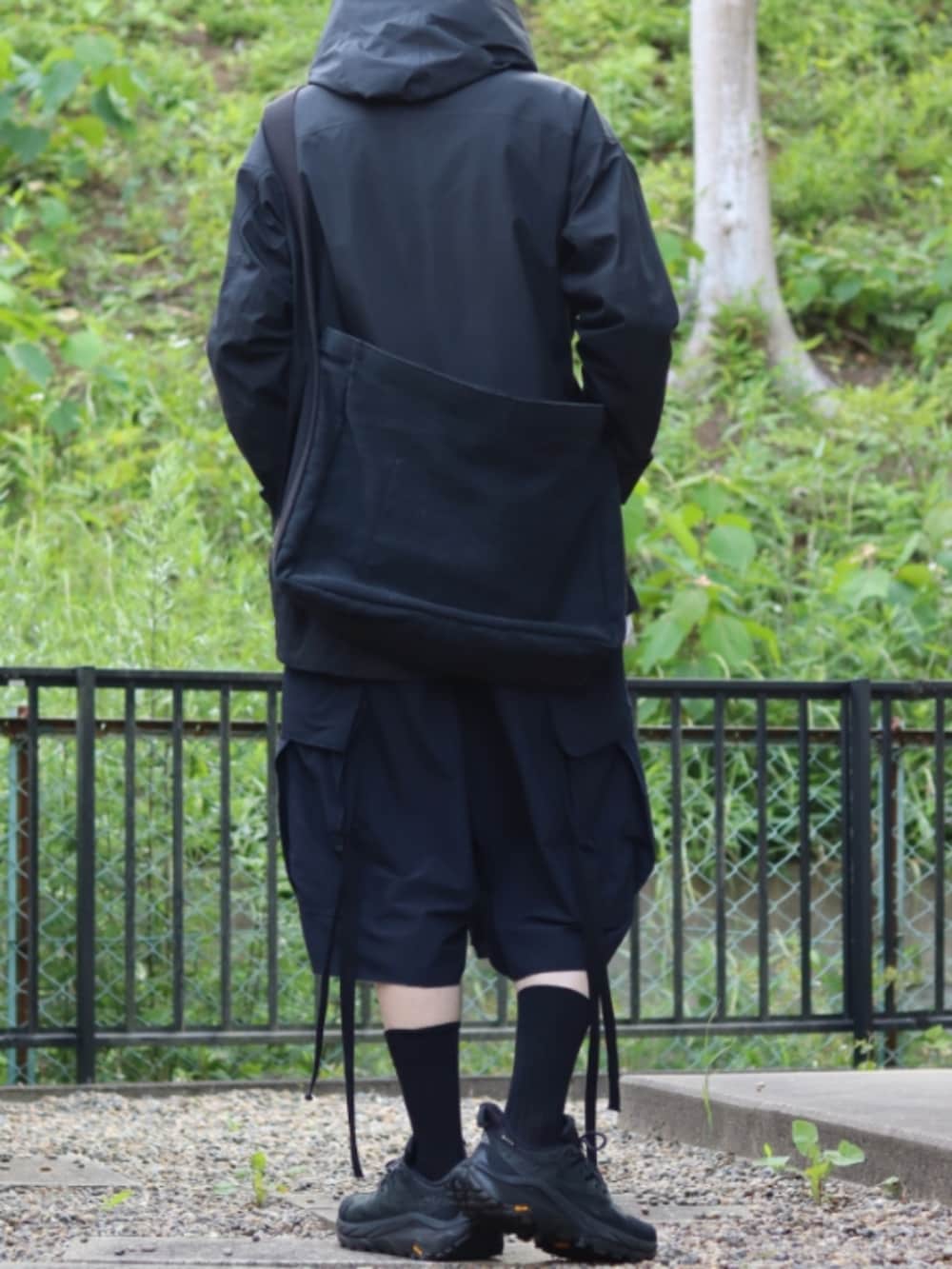 「マウンテンパーカー、白シャツ、ショーツ、カーゴパンツ、ソックス、レイヤードスタイル、トレッキングシューズ、モノトーン、トートバッグ」｜「CTHYのアイテム（マウンテンパーカー、ブラック系）」を使った、マサラティさん（メンズ・173cm）の春コーディネートの3枚目の写真