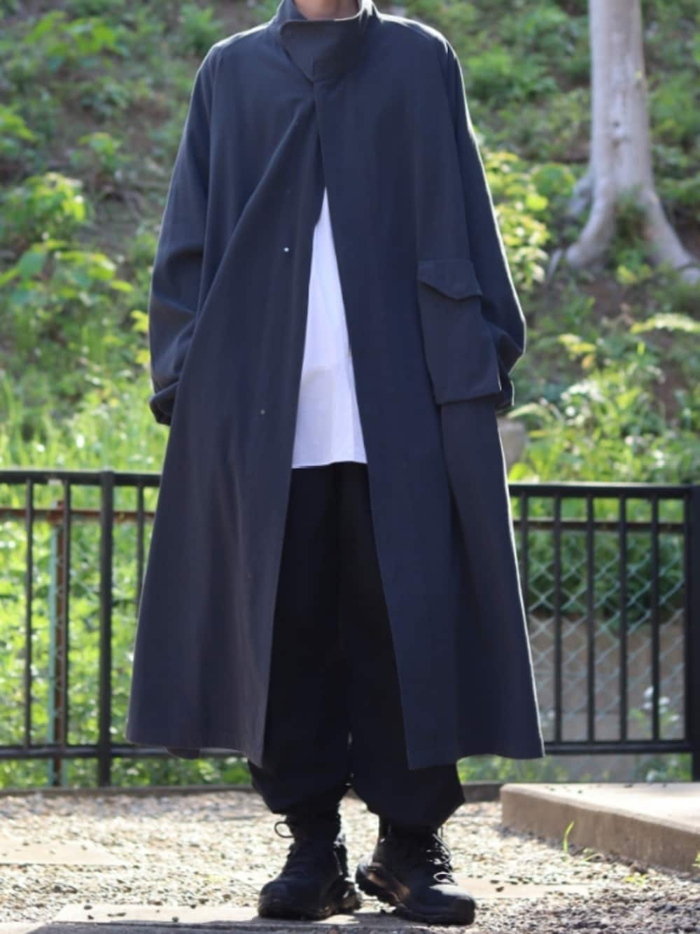 ホワイト系のシャツ/ブラウス、グレー系のその他アウター、ブラック系のカーゴパンツを着用したメンズの春コーディネートの4枚目の写真