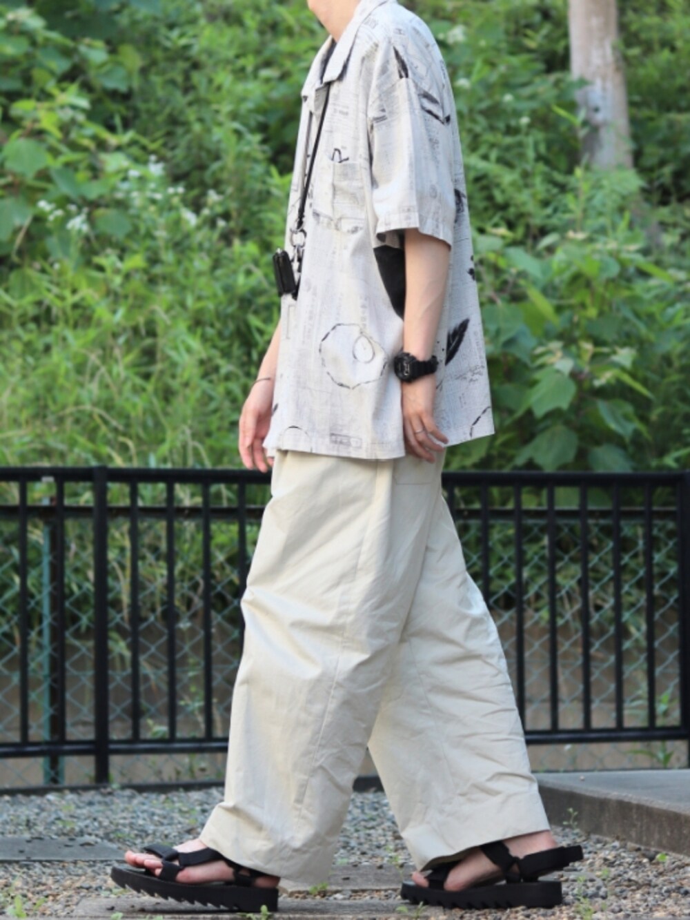 ホワイト系のシャツ/ブラウス、ホワイト系のパンツ、ブラック系のその他シューズを着用したメンズの夏コーディネートの2枚目の写真