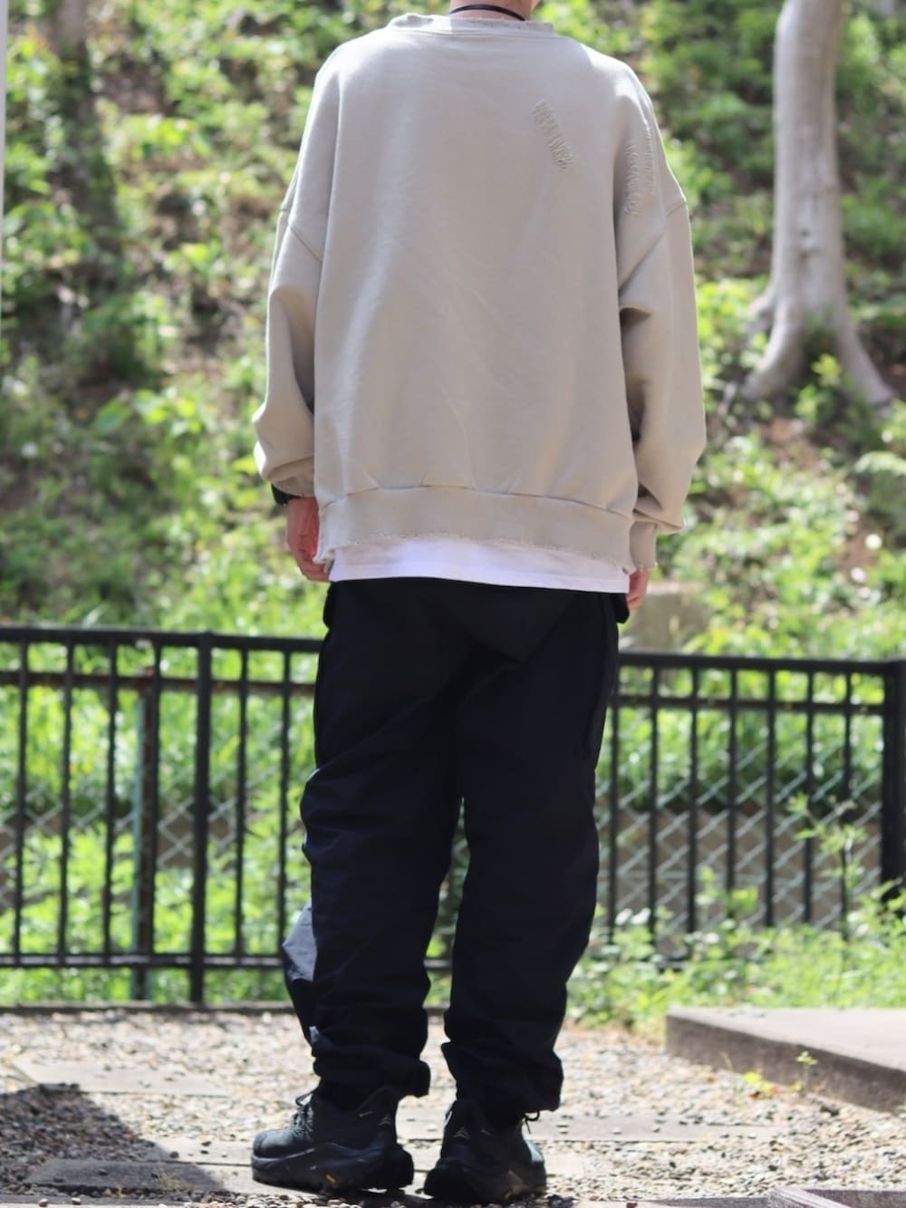 「スウェット、ダメージ、カーゴパンツ、ミリタリー、レイヤードスタイル、白Tシャツ、ダッドスニーカー、ゴアテックス、ネックレス、キーリング、スマホショルダー、Gショック、アウトドアスタイル、ハイキング」|「YOKEのアイテム(カーゴパンツ、ブラック系)」を使った、マサラティさん(メンズ・173cm)の春コーディネートの3枚目の写真