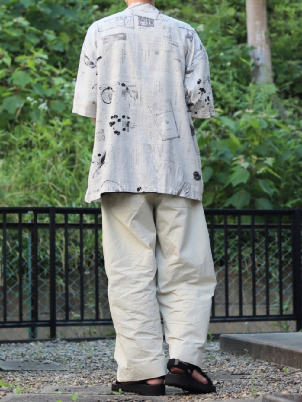 ホワイト系のシャツ/ブラウス、ホワイト系のパンツ、ブラック系のその他シューズを着用したメンズの夏コーディネートの3枚目の写真