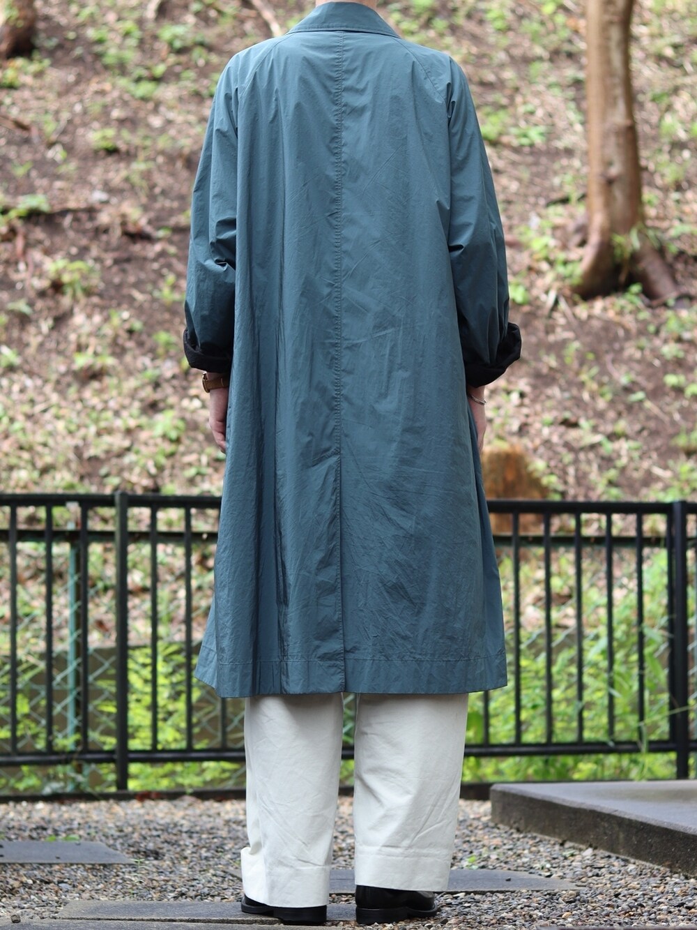 ホワイト系のパンツ、ブラック系のドレスシューズ、ブラック系のTシャツ/カットソーを着用したメンズの秋コーディネートの3枚目の写真