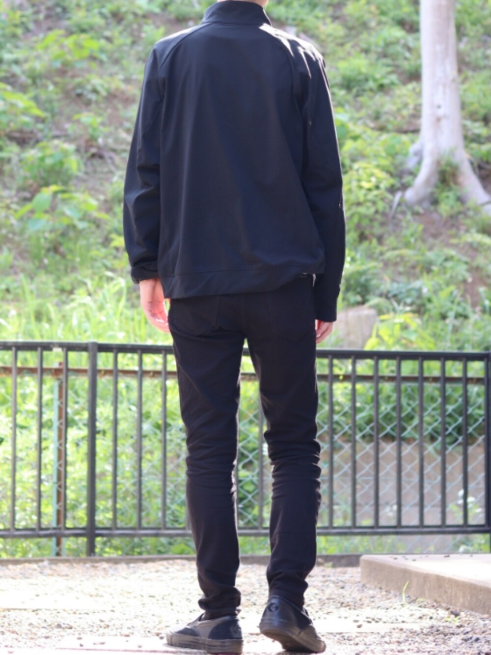 ブラック系のその他パンツ、ブラック系のその他アウター、ホワイト系のTシャツ/カットソーを着用したメンズの春コーディネートの3枚目の写真