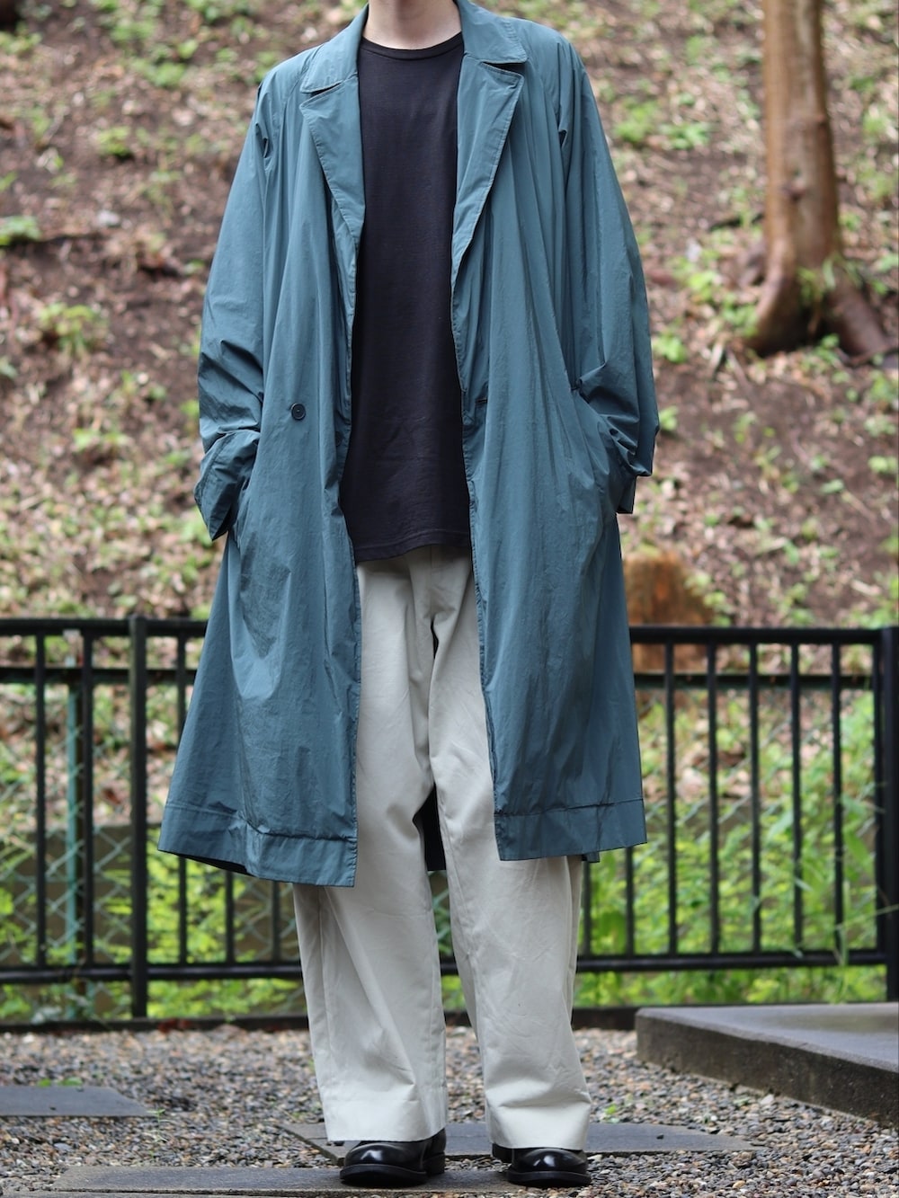 ホワイト系のパンツ、ブラック系のドレスシューズ、ブラック系のTシャツ/カットソーを着用したメンズの秋コーディネートの4枚目の写真