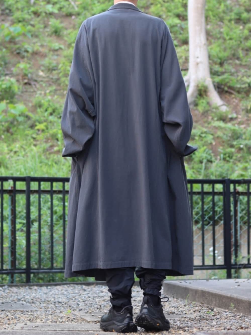 ホワイト系のシャツ/ブラウス、グレー系のその他アウター、ブラック系のカーゴパンツを着用したメンズの春コーディネートの3枚目の写真